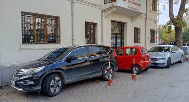 Duyarsız sürücüler boş buldukları her alana araç park etti