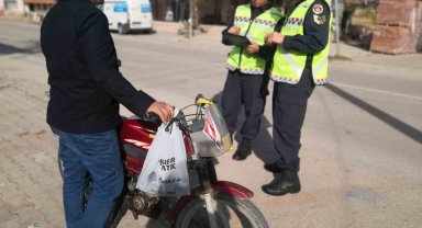 Ehliyetsiz, plakasız ve kasksız yakalandı, "Görmeyiverin ne olacak" dedi