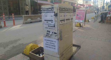 Elektrik panosu değil sanki ilan panosu