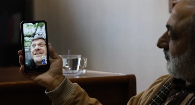 Emekli öğretmen, "akıllı telefonla" öğrencileriyle bağlantıyı koparmadı