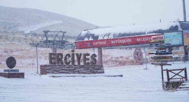 Erciyes'te kar yağışı etkili oluyor