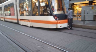 Eskişehir'de bir çocuğun tramvaya tutunma çabası hayret ettirdi