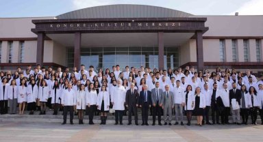 ESOGÜ'lü genç diş hekimi adayları beyaz önlüklerini giydi
