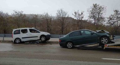 Gizli buzlanma kazaları beraberinde getirdi: 4 yaralı