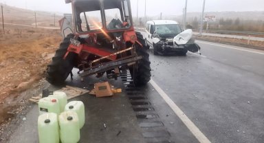 Hafif ticari araç traktöre arkadan çarptı: 2 yaralı