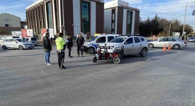 Hafif ticari araçla elektrikli bisiklet çarpıştı: 3 yaralı
