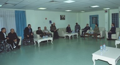 Hava Kuvvetleri personelinden hastanede tedavileri süren gazilere ziyaret