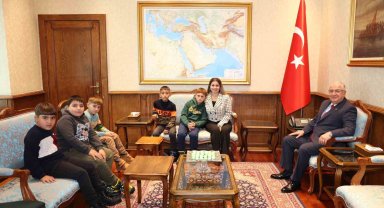 Iğdırlı öğrencilerden Milli Savunma Bakanı Güler'e anlamlı ziyaret