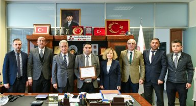 İHA'nın gündeme getirdiği kahraman otobüs şoförüne EGO Genel Müdürlüğü'nden plaket