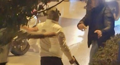İki grup arasında çıkan kavgada silah çekildi: O anlar kamerada