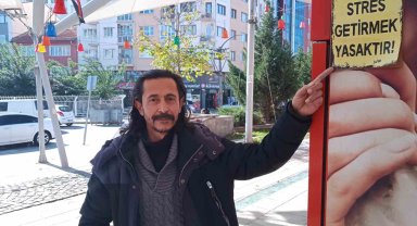İşletmesine ilginç yazılar yazarak dikkat çekiyor