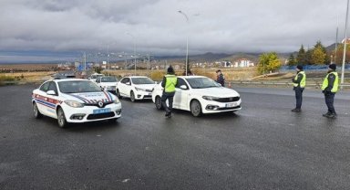 Jandarma trafik denetimlerinde 5 bin 557 sürücü kontrol edildi