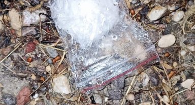 Jandarmadan kurtulmak için uyuşturucu dolu poşeti araçtan attılar