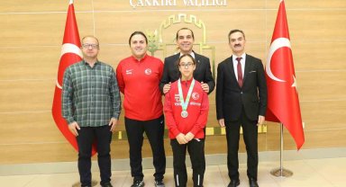 Jimnastik şampiyonasında dünya ikincisi olan genç sporcuya Vali Taşolar'dan tebrik