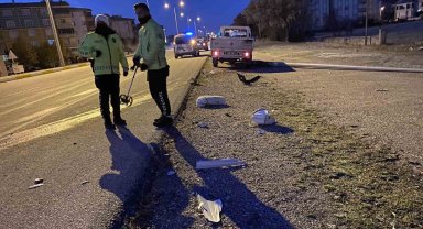 Kamyonet aydınlatma direğine çarptı: 1 yaralı