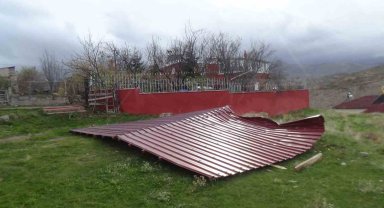 Kayseri'de 6 tonluk çatı şiddetli rüzgara dayanamadı