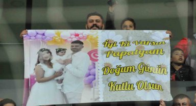 Kayserispor taraftarı eşinin doğum gününü tribünde kutladı