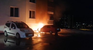 Kırıkkale'de park halindeki otomobil alev alev yandı