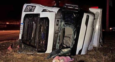 Kırıkkale'de tır devrildi: 2 kişi yaralandı, 2 büyükbaş hayvan telef oldu