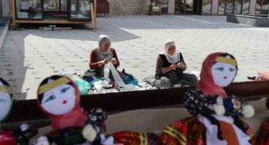 Kızına yaptığı bebek 60 yıldır mahallelinin geçim kapısı oldu