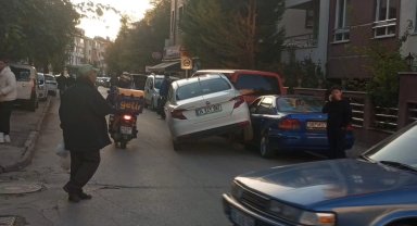 Kontrolden çıkan araç park halindeki otomobilin üzerine çıktı