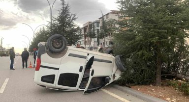 Kontrolden çıkan hafif ticari araç, refüjdeki ağacı kırarak devrildi: 1 yaralı