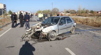 Kontrolden çıkan otomobil karşı şeritteki otomobille çarpıştı