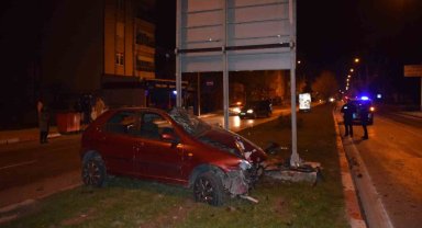 Kontrolden çıkan otomobil yön levhasına çarptı: 4 yaralı