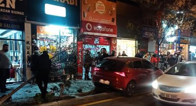 Kontrolü kaybedince aracıyla kaldırıma çıktı