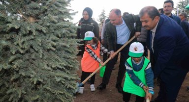 Konya'da 100. Yıl Cumhuriyet Ormanında fidanlar toprakla buluşturuldu