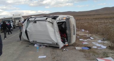 Konya'da Sosyal Hizmet Merkezi hizmet aracı kaza yaptı: 4 yaralı