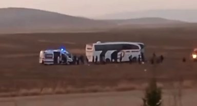 Konya'da yolcu otobüsü traktöre çarptı: 8 yaralı