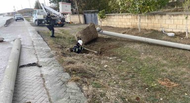 Kulu'da şiddetli rüzgar elektrik direğini devirdi