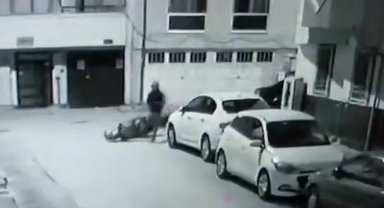 Mahalleliye yakalanan hırsızlık şüphelileri motosikleti bırakıp kaçtı