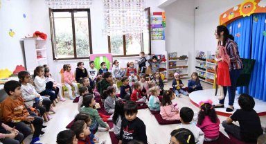 Mamak'ta çocuklar kukla gösterisiyle eğlendi