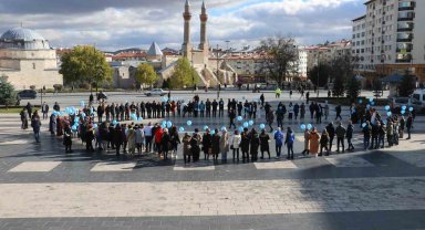 Mavi balonları gökyüzüne bırakarak farkındalık oluşturdular