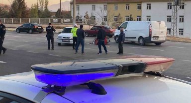 Motosiklet ile otomobil çarpıştı: 1 yaralı