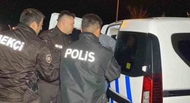 Motosikletle geldiler, eve ateş açıp kaçarken bekçilere yakalandılar
