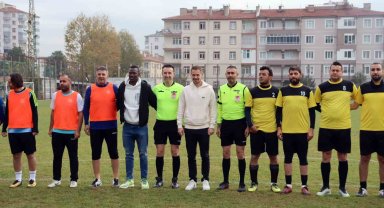 Öğretmenler derste değil, yeşil sahada ter döktü