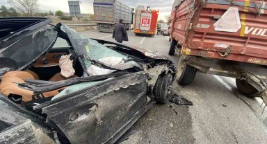 Pancar yüklü römorka çarpan otomobilin sürücüsü yaralandı
