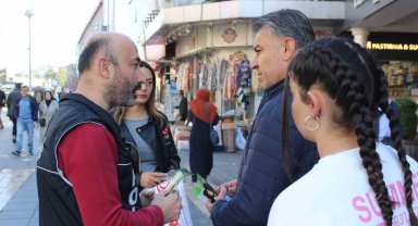 Polis ekiplerinden vatandaşa uyuşturucu bilgilendirmesi