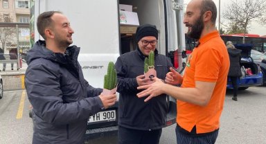 "Çiçek Doktoru" Öğretmenler Günü'nde bir kamyon dolusu çiçek dağıttı