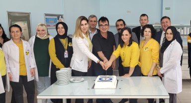 Radyoloji çalışanları 'Dünya Radyoloji Günü' için pasta kesti