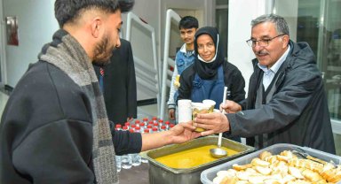 Rektör Gavgalı, sınavlara hazırlanan öğrencilere çorba ikram etti