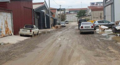 Sağanak yağış sonrası sokak çamura büründü