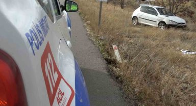 Şarampole düşen otomobilde baba ve 11 yaşındaki oğlu yaralandı