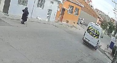 Servis minibüsü yolda duran köpeği ezip kaçtı