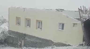 Şiddetli rüzgar caminin çatısını uçurdu