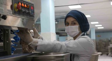 Sivas'ın bin 400 nüfuslu beldesinde üretilen bu ürünler tüm ülkeye dağılıyor
