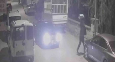 Sivas'ta bir garip olay, kaldırım taşını otomobilin camına sapladı